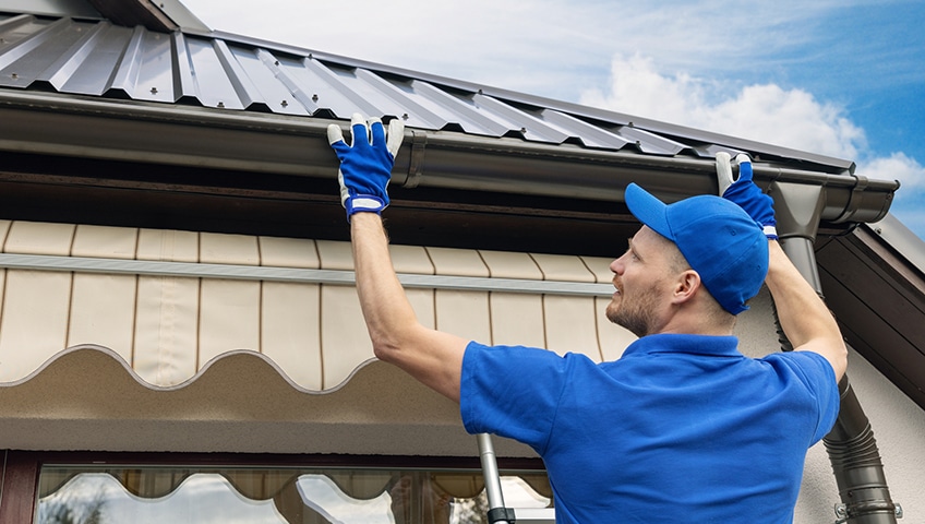 10 Reasons to Hire Pros for Eavestrough Repair & Cleaning